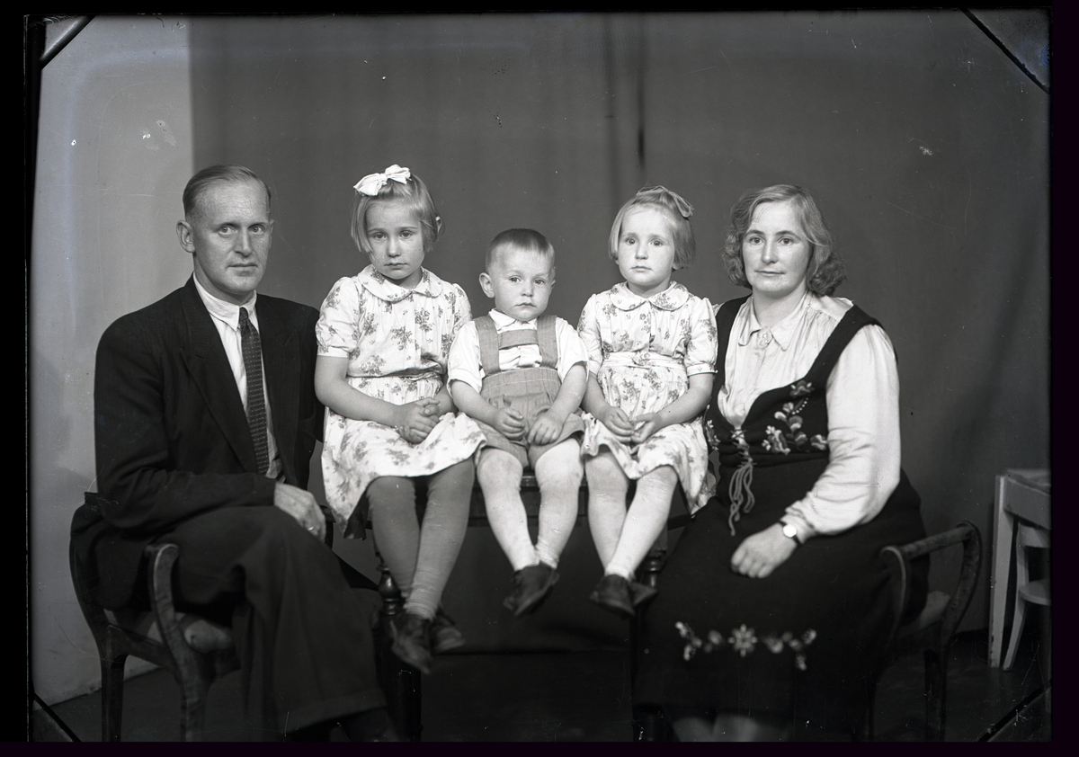 Familiebilde. Per G Hovind.
Mann, kvinne og tre barn.