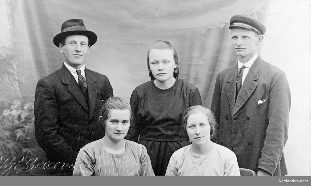 Portrett av fem personer. Stående fra venstre: Leif Lauritsen (Rangsund), Kristine Mathisen, Mathis Mathisen. Sittende foran fra venstre: Ester Mathisen, Aslaug Hågensen.