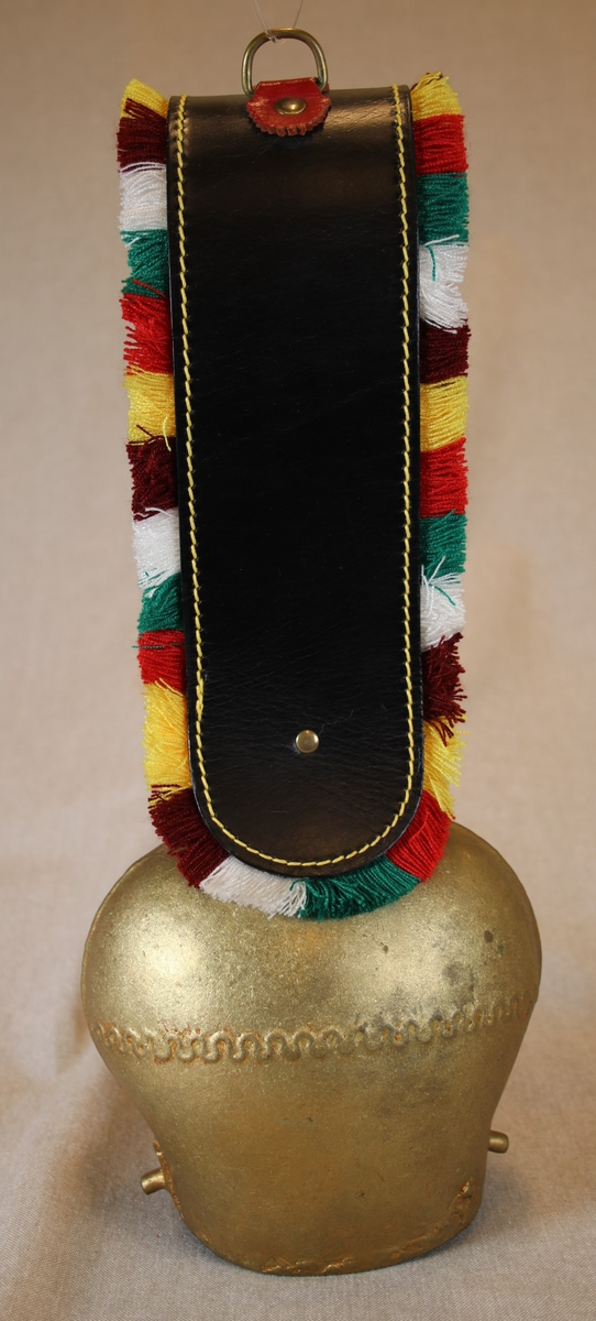 Våpenskjold med det sveitsiske flagget, et seterlandskap, en fjellvandrer og kyr.