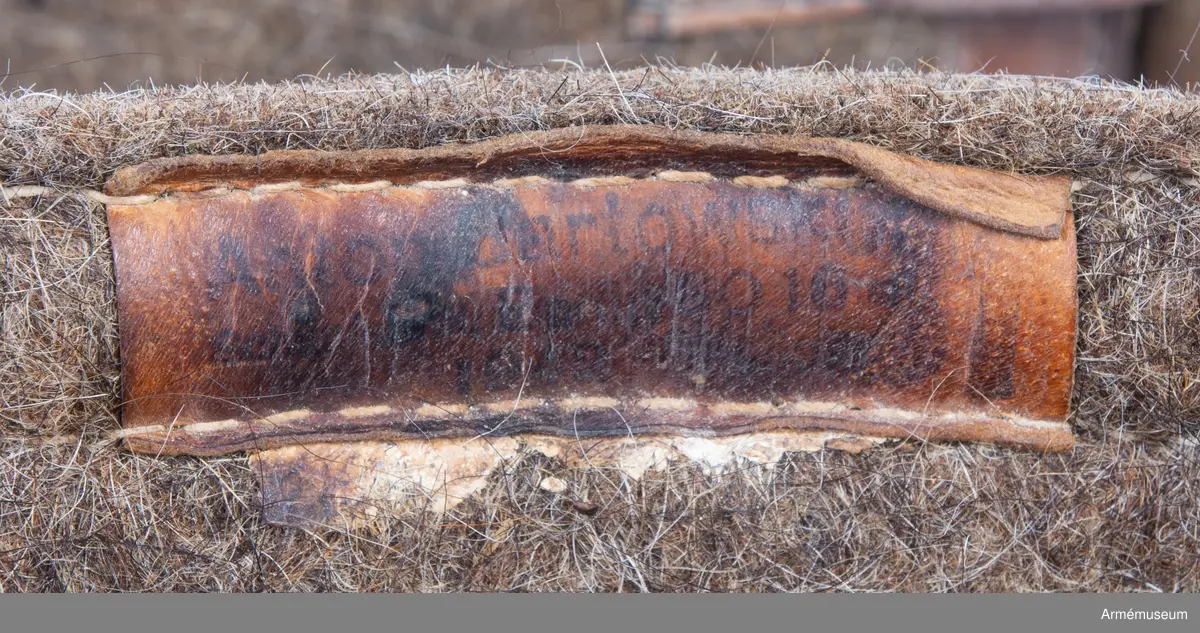 Gråbruna filtkängor med detaljer i brunt läder.

Ett par tyska vinterkängor för vakttjänst (Wehrmacht Winterstiefel), gjorda av tjocka träsulor fästa med rostig nubb till ovanläder (tåhätta, sidor samt hälkappa) av brunt skinn och skaft av tjock gråbrun valkat filt. Stövelskaften är kantade med en remsa brunt skinn.
Filten är mellan 1-1,5 cm tjock och tillverkad av valkad fårull, troligen iblandat hår från nötkreatur för större slitstyrka.
Sulan är gjord av ett ljust träslag och är mellan 3-3,5 cm tjock. Undersidan av sulan är obehandlad, medan sidorna är svartfärgade.
Kängorna har utanpåliggande plös av brunt skinn. Varje stövel stängs med dubbla läderremmar och svartlackade spännen.
På insidan av stövlarna sitter en etikett från tillverkaren med texten "Anton Bartowski Schuhfabrik, Berlin, S016, 1942".

Märkta på undersidan av träsulan med siffran 31.