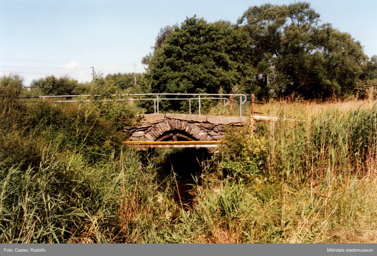 Kärrabro över Kålleredsbäcken i Rävekärr, Mölndal, juli-augusti 1998.