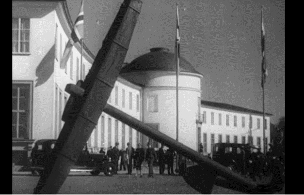 Specialupptagning av Svensk Filmindustri om museets verksamhet under åren 1926–1955. Innehåller stillbilder och rörligt material från museilokalen på Tessinhuset, Skeppsbron 36, invigningen av den nya museibyggnaden 1938, invigningen av örlogsavdelningen samt bakom kulisser sekvenser av föremålsflytt, modellbygge och rundvandring i museets olika utställningar bland annat av ett antal föremål som bärgats från Vasa.
