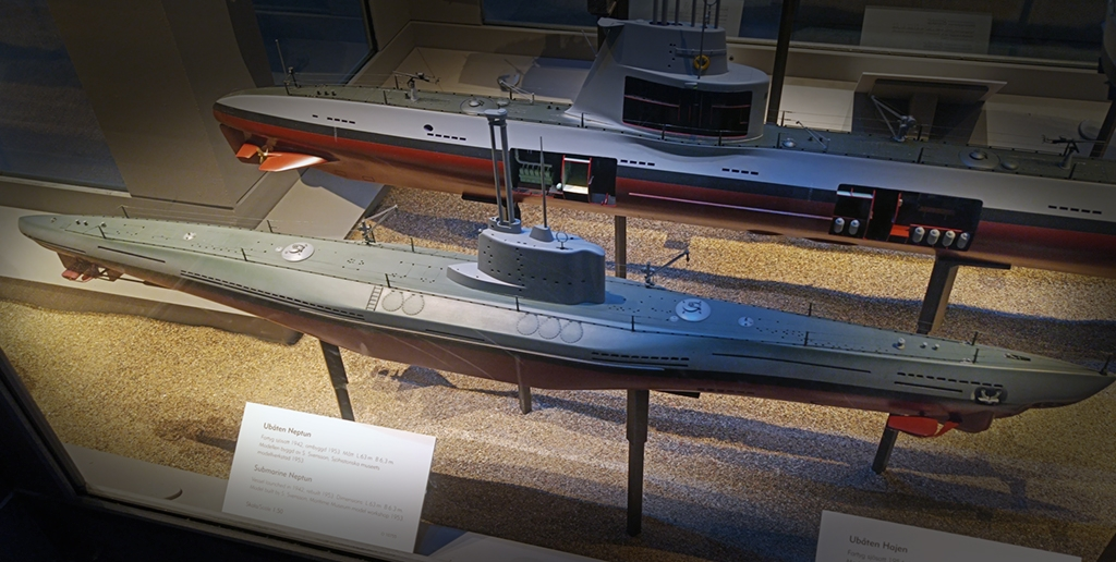 Moderniserad minubåt av Neptun-klass. Skrov av trä, överbyggnadsdetaljer av metall. Skala 1:50. Längd över stäv: 1255 mm. Bredd (inom avbäringslisterna): 124 mm. Gråmålad med svart vattenlinjebälte samt röd botten.