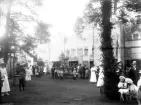 Basargata, Kvarnhagen på Öster i Växjö, ca. 1915. Troligen i samband med Barnens Dag eller  liknande. En stor mängd utflyktsklädda människor är där.