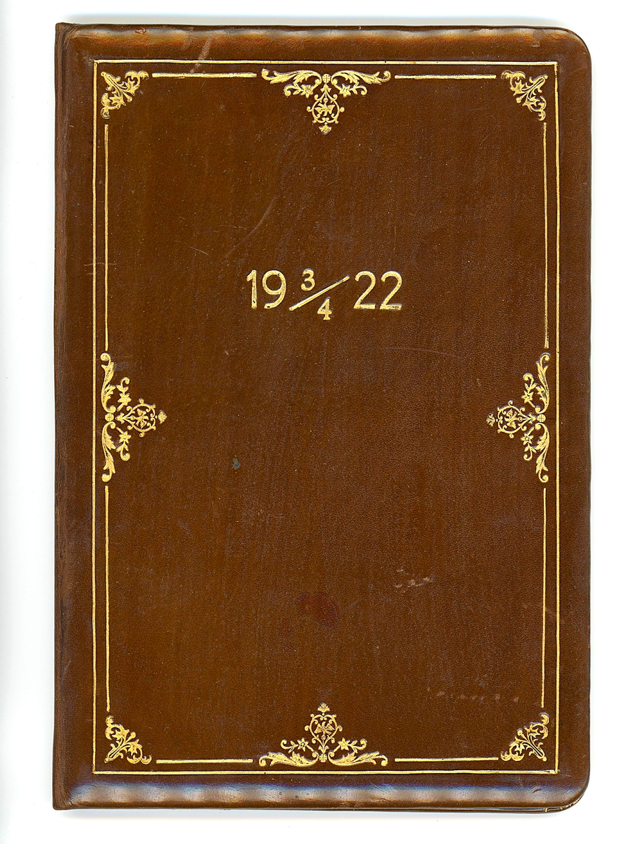 Detta gratulationskort i lyxigt format gavs till Adolf Ahlgren i samband med hans 50-årsdag 1922, av Agnes och Knut Perno (arkitekt). Omslaget är utfört i brunt läder, rikt dekorerat med guldiga detaljer. Inuti kortet pryds sidorna av en handgjord teckning av en segelbåt, omgiven av eleganta florala dekorationer, samt en vackert handskriven text: "Må framgångens vind alltjämt fylla Dina segel, önska vännerna Agnes, Knut Perno".