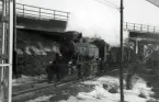 Vänersborg. Ånglok E2 på UWHJ-banan passerar under Mariero-viadukten på spåret från Vargön mot Vänersborg, tidigt 1948.