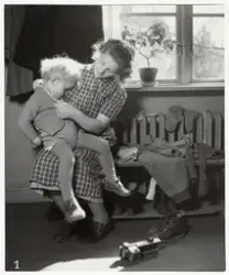 Serie med bilder som visar hur en kvinna klär på ett litet b