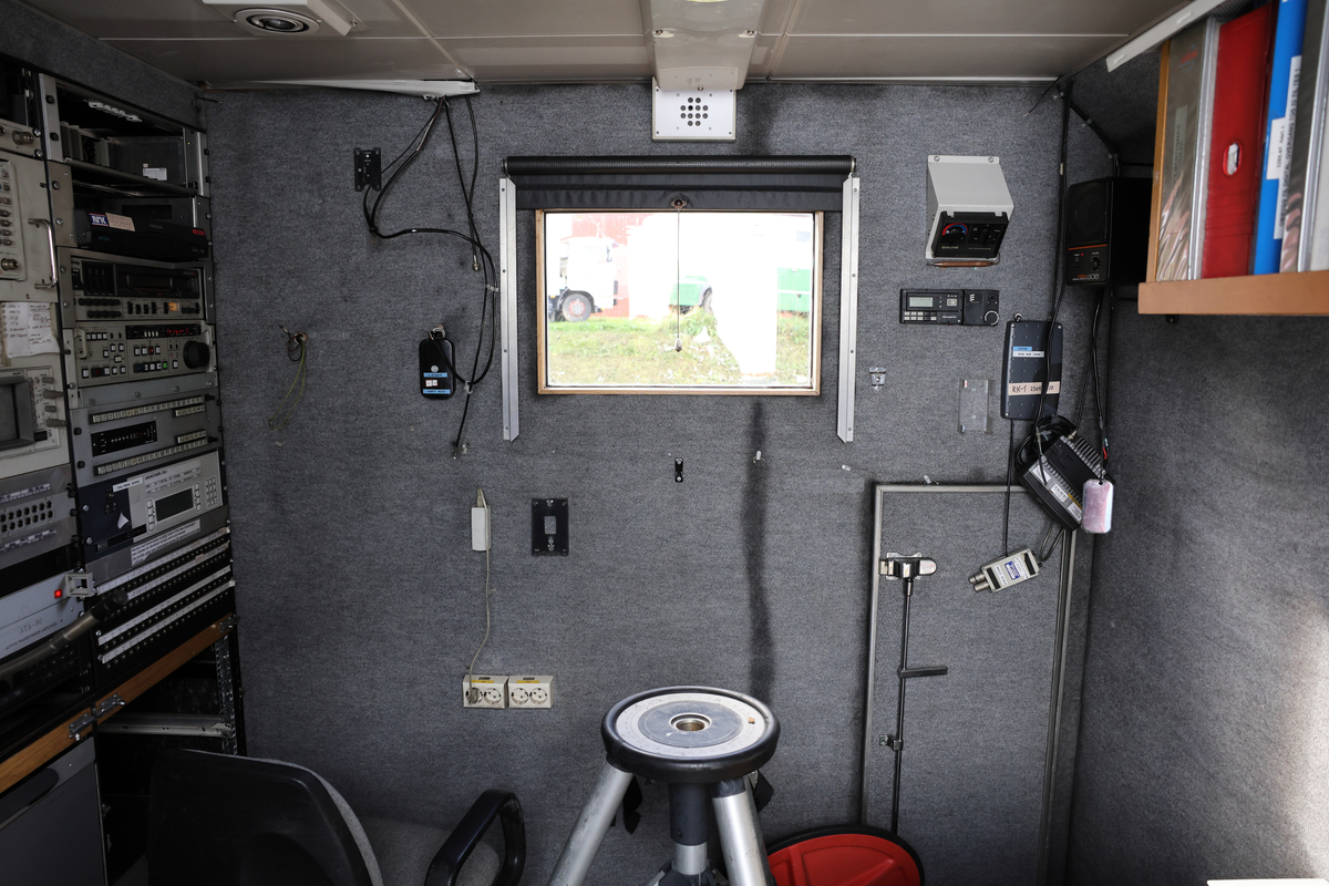 Dette er produksjonsrommet i en OB-buss, også kalt regirommet. Dette er der regissører, teknikere og produsenter styrer og overvåker de ulike kameraene, lyd og videosignalene, og hvor selve live-produksjonen koordineres. Her finnes typisk monitorer, miksebord for lyd og bilde, samt annet teknisk utstyr som brukes for å styre sendingen (Chat GPT)