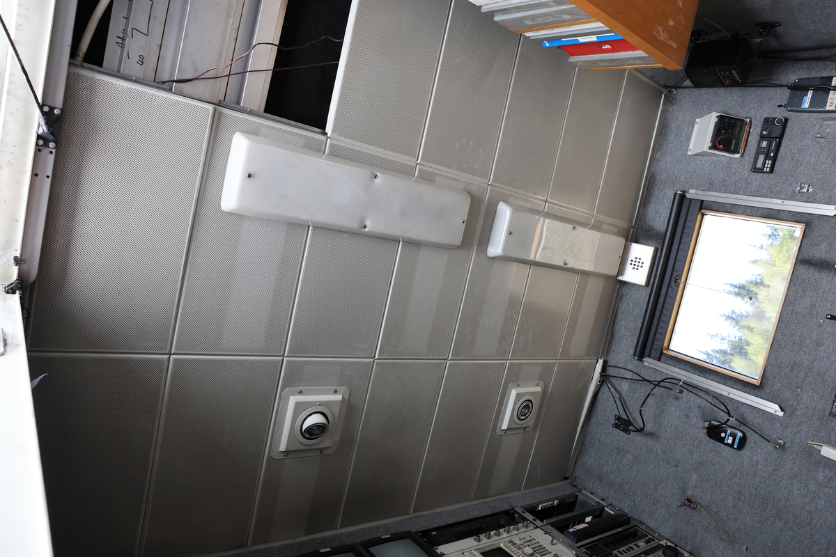 Dette er produksjonsrommet i en OB-buss, også kalt regirommet. Dette er der regissører, teknikere og produsenter styrer og overvåker de ulike kameraene, lyd og videosignalene, og hvor selve live-produksjonen koordineres. Her finnes typisk monitorer, miksebord for lyd og bilde, samt annet teknisk utstyr som brukes for å styre sendingen (Chat GPT)