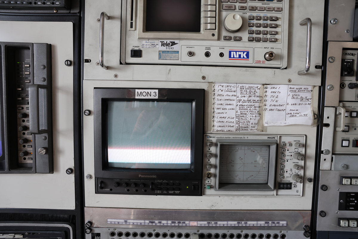 Dette er produksjonsrommet i en OB-buss, også kalt regirommet. Dette er der regissører, teknikere og produsenter styrer og overvåker de ulike kameraene, lyd og videosignalene, og hvor selve live-produksjonen koordineres. Her finnes typisk monitorer, miksebord for lyd og bilde, samt annet teknisk utstyr som brukes for å styre sendingen (Chat GPT)