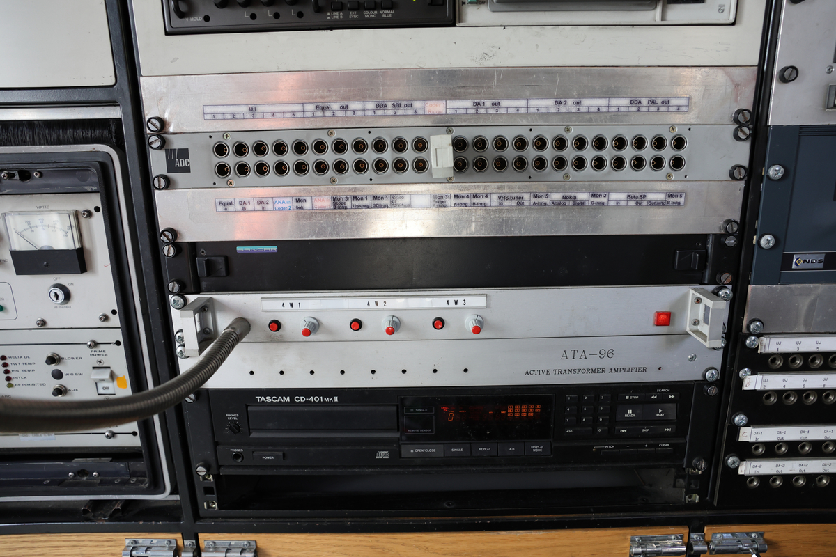 Dette er produksjonsrommet i en OB-buss, også kalt regirommet. Dette er der regissører, teknikere og produsenter styrer og overvåker de ulike kameraene, lyd og videosignalene, og hvor selve live-produksjonen koordineres. Her finnes typisk monitorer, miksebord for lyd og bilde, samt annet teknisk utstyr som brukes for å styre sendingen (Chat GPT)