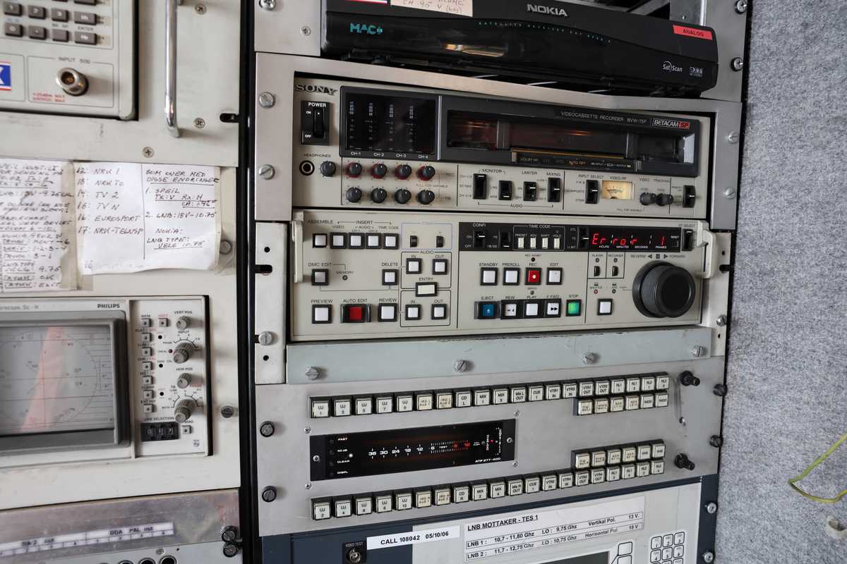 Dette er produksjonsrommet i en OB-buss, også kalt regirommet. Dette er der regissører, teknikere og produsenter styrer og overvåker de ulike kameraene, lyd og videosignalene, og hvor selve live-produksjonen koordineres. Her finnes typisk monitorer, miksebord for lyd og bilde, samt annet teknisk utstyr som brukes for å styre sendingen (Chat GPT)