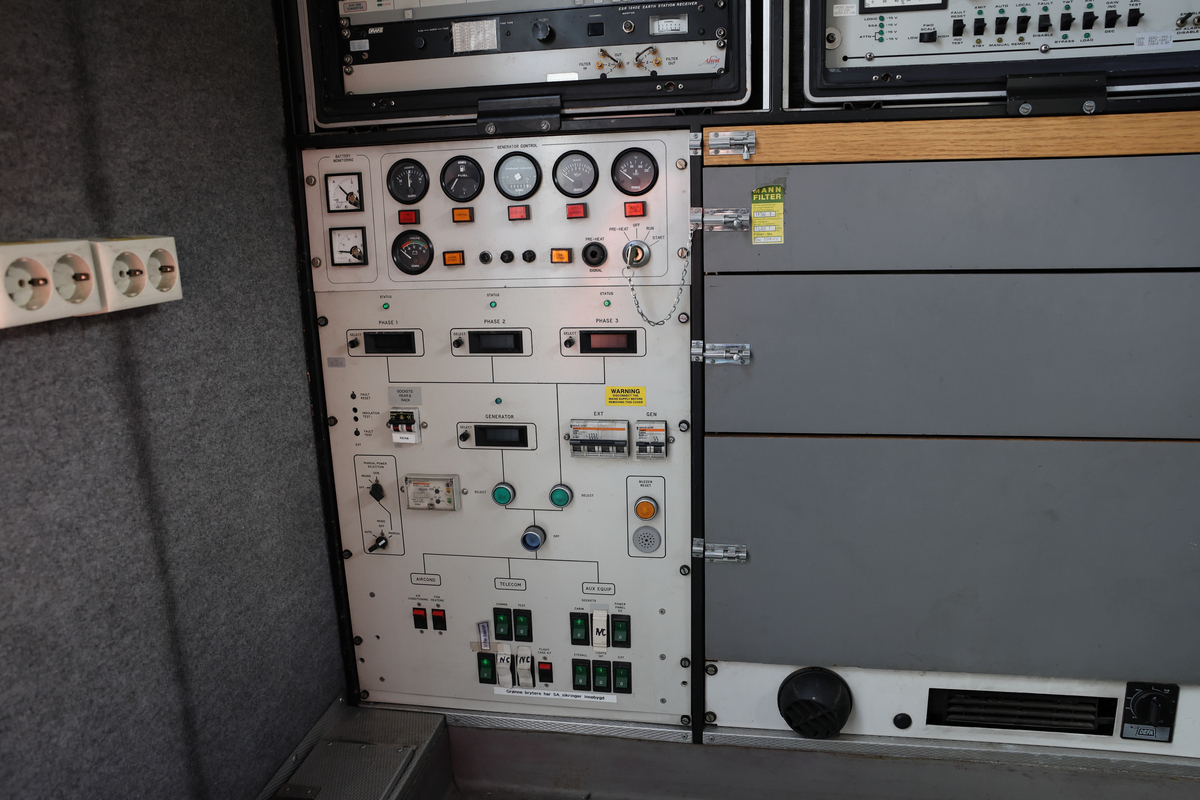 Dette er produksjonsrommet i en OB-buss, også kalt regirommet. Dette er der regissører, teknikere og produsenter styrer og overvåker de ulike kameraene, lyd og videosignalene, og hvor selve live-produksjonen koordineres. Her finnes typisk monitorer, miksebord for lyd og bilde, samt annet teknisk utstyr som brukes for å styre sendingen (Chat GPT)