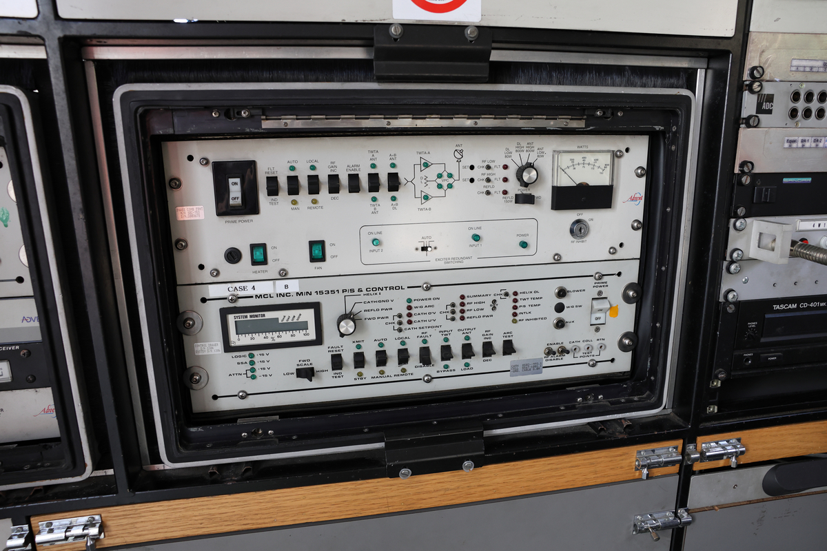 Dette er produksjonsrommet i en OB-buss, også kalt regirommet. Dette er der regissører, teknikere og produsenter styrer og overvåker de ulike kameraene, lyd og videosignalene, og hvor selve live-produksjonen koordineres. Her finnes typisk monitorer, miksebord for lyd og bilde, samt annet teknisk utstyr som brukes for å styre sendingen (Chat GPT)