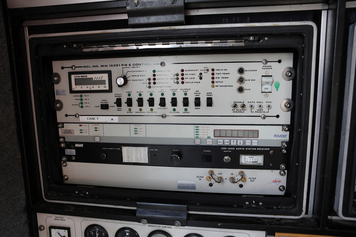 Dette er produksjonsrommet i en OB-buss, også kalt regirommet. Dette er der regissører, teknikere og produsenter styrer og overvåker de ulike kameraene, lyd og videosignalene, og hvor selve live-produksjonen koordineres. Her finnes typisk monitorer, miksebord for lyd og bilde, samt annet teknisk utstyr som brukes for å styre sendingen (Chat GPT)