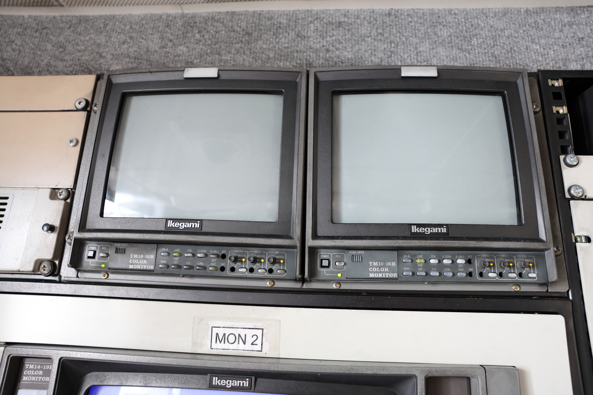 Dette er produksjonsrommet i en OB-buss, også kalt regirommet. Dette er der regissører, teknikere og produsenter styrer og overvåker de ulike kameraene, lyd og videosignalene, og hvor selve live-produksjonen koordineres. Her finnes typisk monitorer, miksebord for lyd og bilde, samt annet teknisk utstyr som brukes for å styre sendingen (Chat GPT)