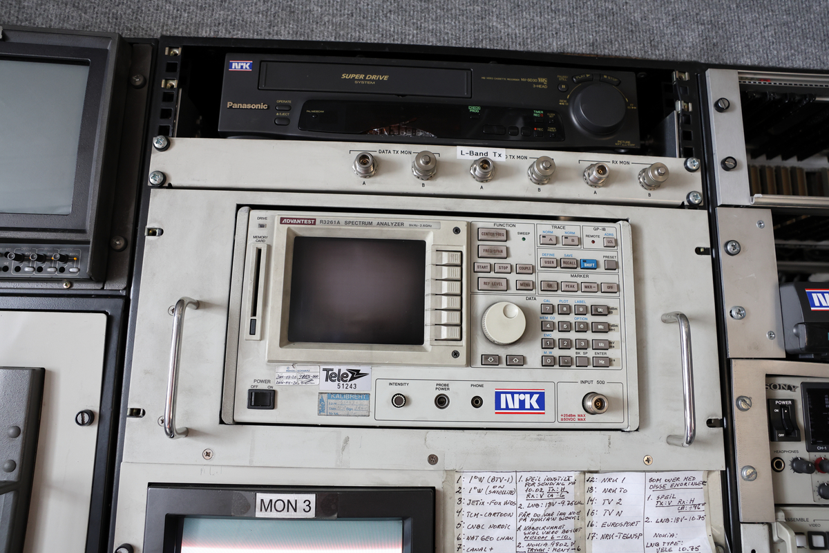 Dette er produksjonsrommet i en OB-buss, også kalt regirommet. Dette er der regissører, teknikere og produsenter styrer og overvåker de ulike kameraene, lyd og videosignalene, og hvor selve live-produksjonen koordineres. Her finnes typisk monitorer, miksebord for lyd og bilde, samt annet teknisk utstyr som brukes for å styre sendingen (Chat GPT)