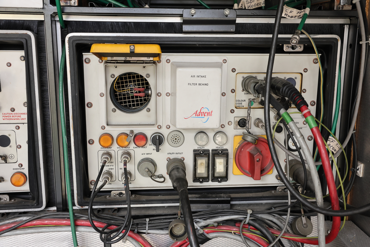 Dette er produksjonsrommet i en OB-buss, også kalt regirommet. Dette er der regissører, teknikere og produsenter styrer og overvåker de ulike kameraene, lyd og videosignalene, og hvor selve live-produksjonen koordineres. Her finnes typisk monitorer, miksebord for lyd og bilde, samt annet teknisk utstyr som brukes for å styre sendingen (Chat GPT)