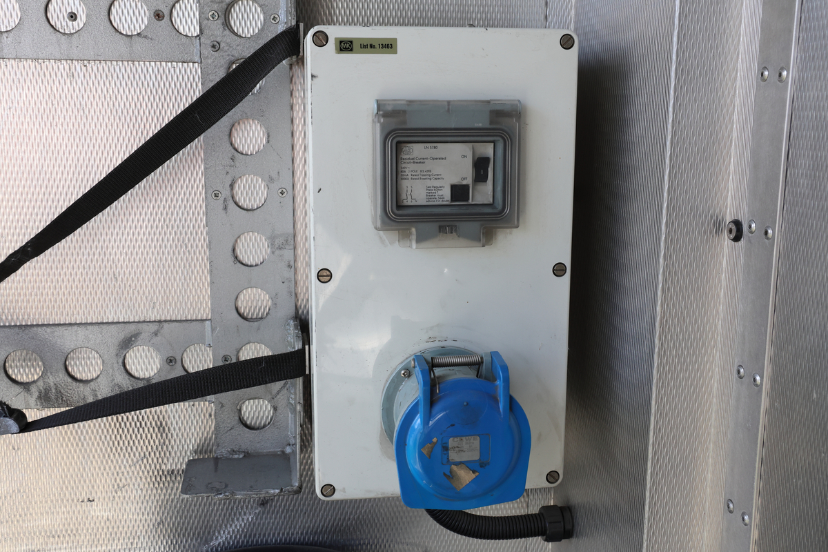 Dette er produksjonsrommet i en OB-buss, også kalt regirommet. Dette er der regissører, teknikere og produsenter styrer og overvåker de ulike kameraene, lyd og videosignalene, og hvor selve live-produksjonen koordineres. Her finnes typisk monitorer, miksebord for lyd og bilde, samt annet teknisk utstyr som brukes for å styre sendingen (Chat GPT)