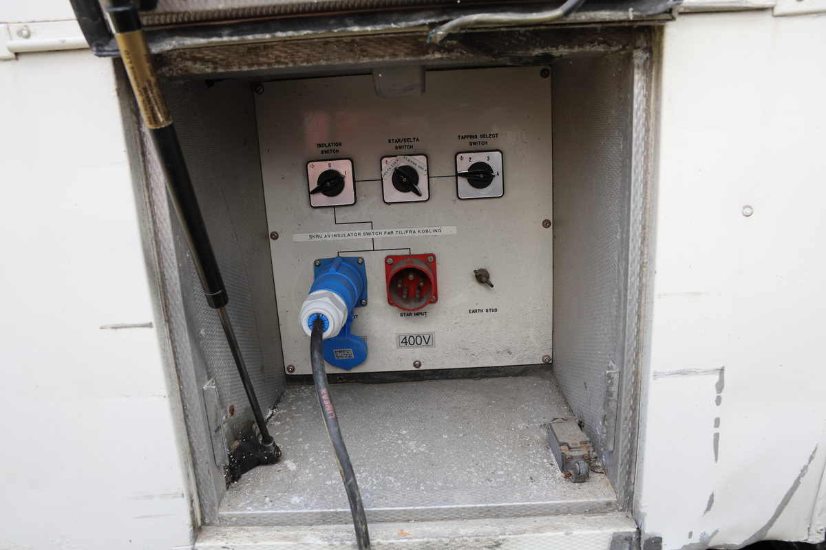 Dette er produksjonsrommet i en OB-buss, også kalt regirommet. Dette er der regissører, teknikere og produsenter styrer og overvåker de ulike kameraene, lyd og videosignalene, og hvor selve live-produksjonen koordineres. Her finnes typisk monitorer, miksebord for lyd og bilde, samt annet teknisk utstyr som brukes for å styre sendingen (Chat GPT)