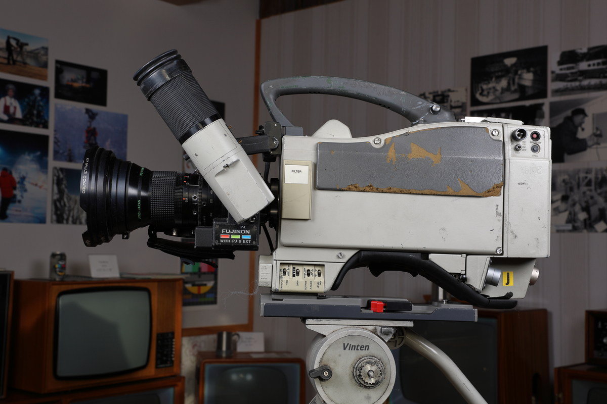 Sony modell BVP-350P fjernsynskamera, Fujinon A18x8,5 BERM 28P objektiv, Vinten stativ