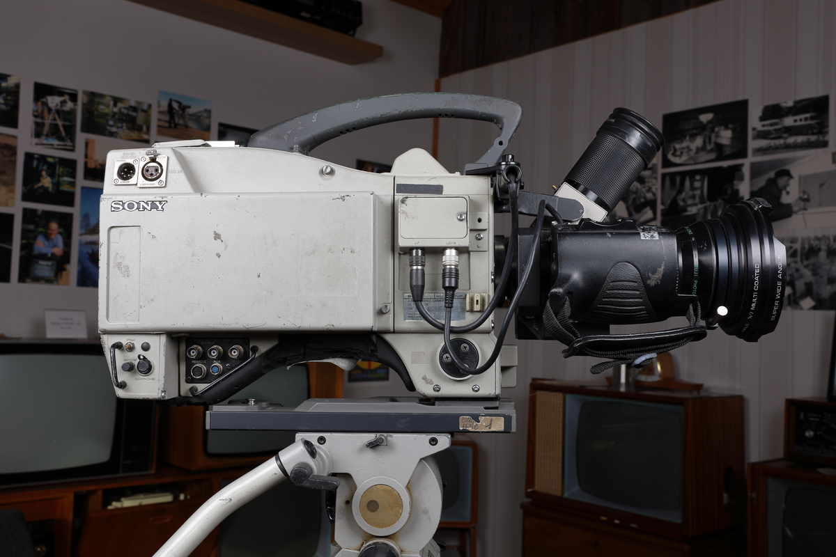 Sony modell BVP-350P fjernsynskamera, Fujinon A18x8,5 BERM 28P objektiv, Vinten stativ