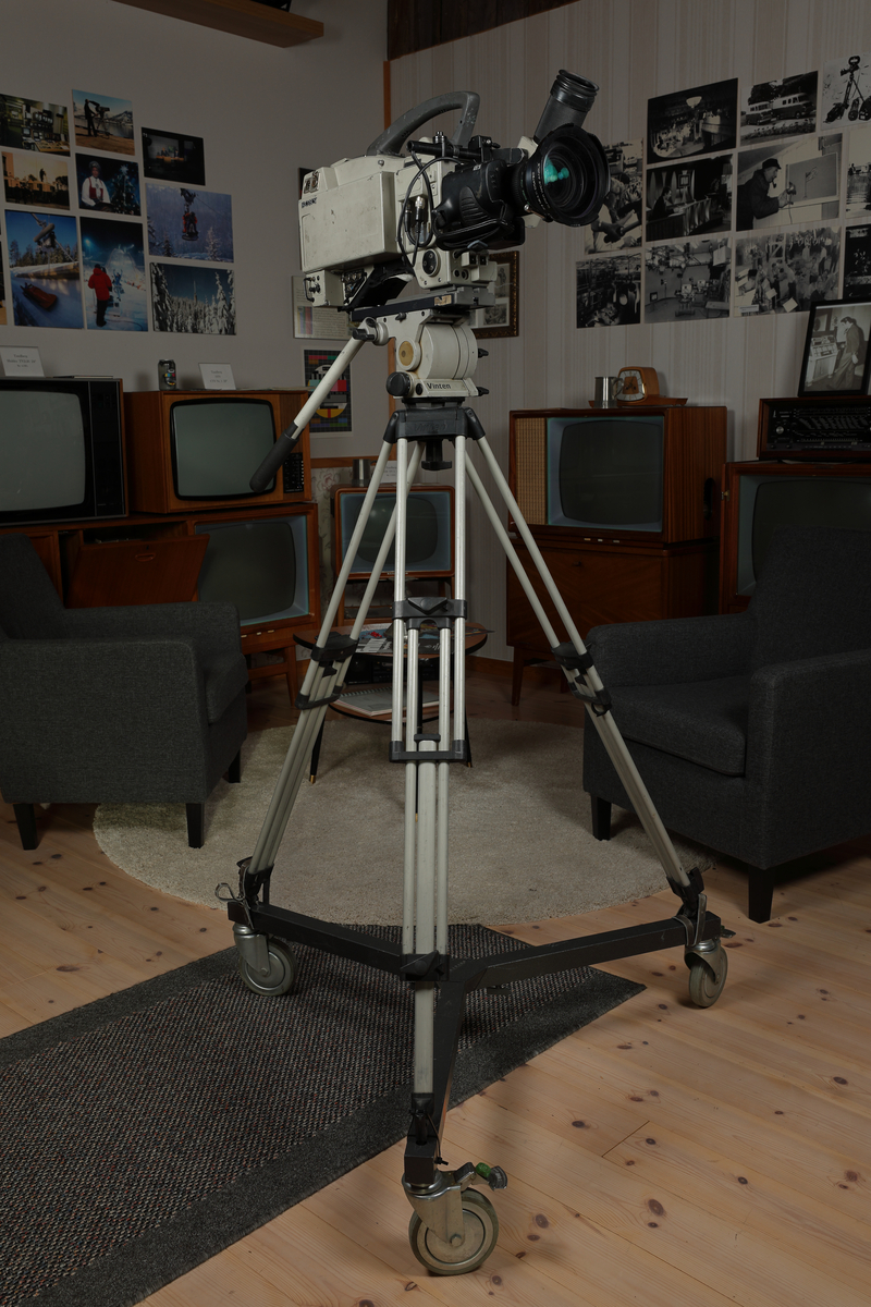 Sony modell BVP-350P fjernsynskamera, Fujinon A18x8,5 BERM 28P objektiv, Vinten stativ