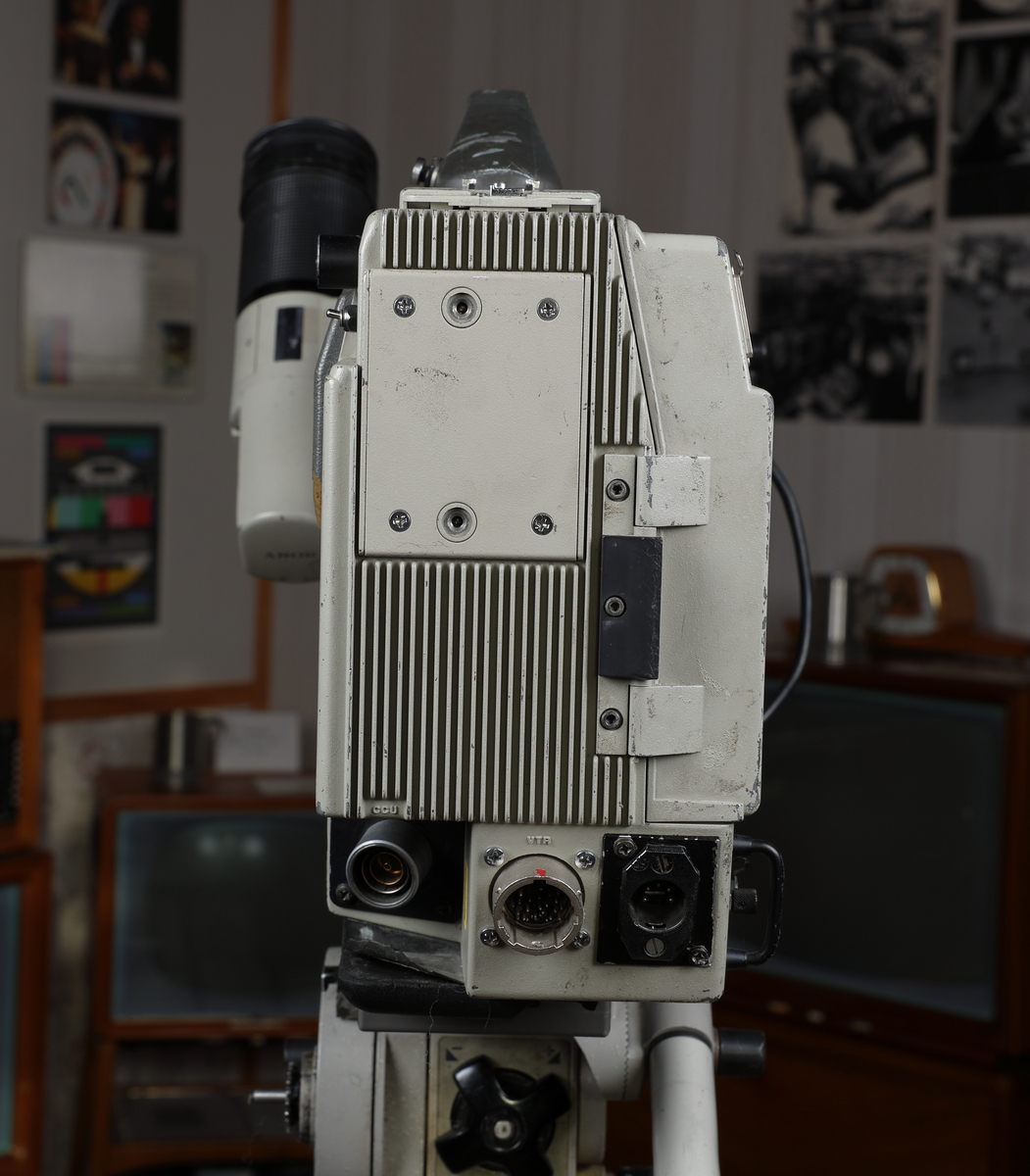 Sony modell BVP-350P fjernsynskamera, Fujinon A18x8,5 BERM 28P objektiv, Vinten stativ