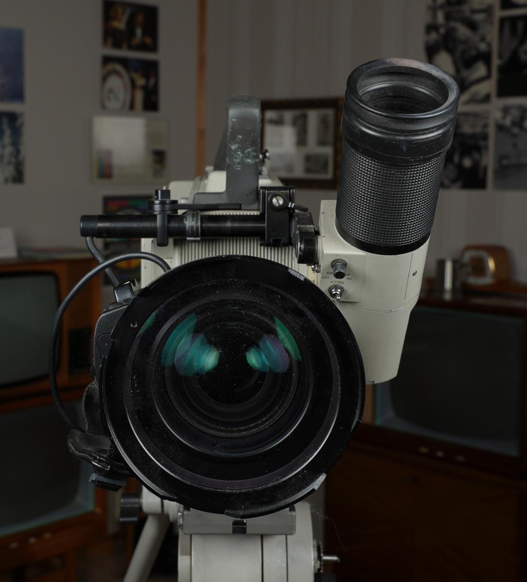 Sony modell BVP-350P fjernsynskamera, Fujinon A18x8,5 BERM 28P objektiv, Vinten stativ