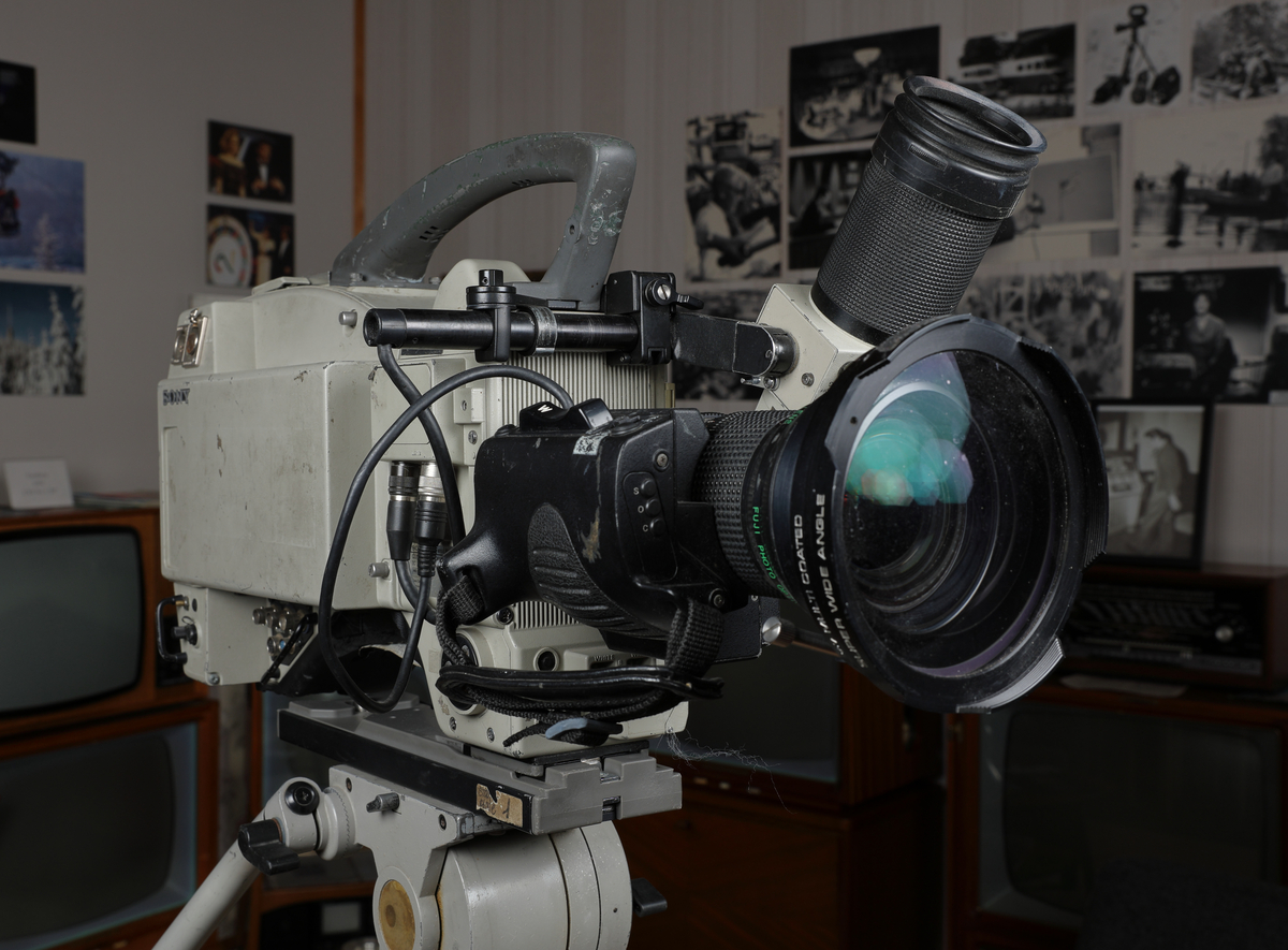 Sony modell BVP-350P fjernsynskamera, Fujinon A18x8,5 BERM 28P objektiv, Vinten stativ