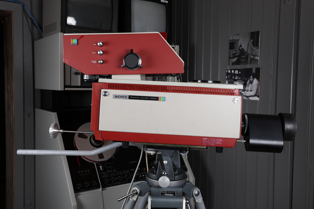 Sony Trinicom Colour Camera Modell DXC-1200P kamera, Canon TV Zoom Lens V6X 18MS 18-108mm objektiv og Max Killi stativ