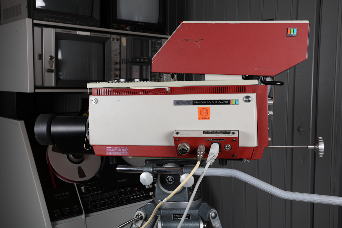 Sony Trinicom Colour Camera Modell DXC-1200P kamera, Canon TV Zoom Lens V6X 18MS 18-108mm objektiv og Max Killi stativ