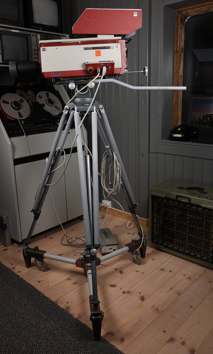 Sony Trinicom Colour Camera Modell DXC-1200P kamera, Canon TV Zoom Lens V6X 18MS 18-108mm objektiv og Max Killi stativ