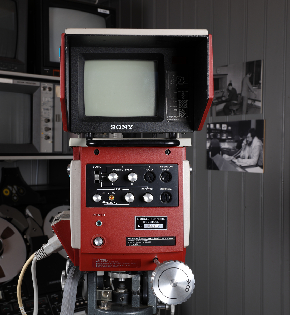 Sony Trinicom Colour Camera Modell DXC-1200P kamera, Canon TV Zoom Lens V6X 18MS 18-108mm objektiv og Max Killi stativ