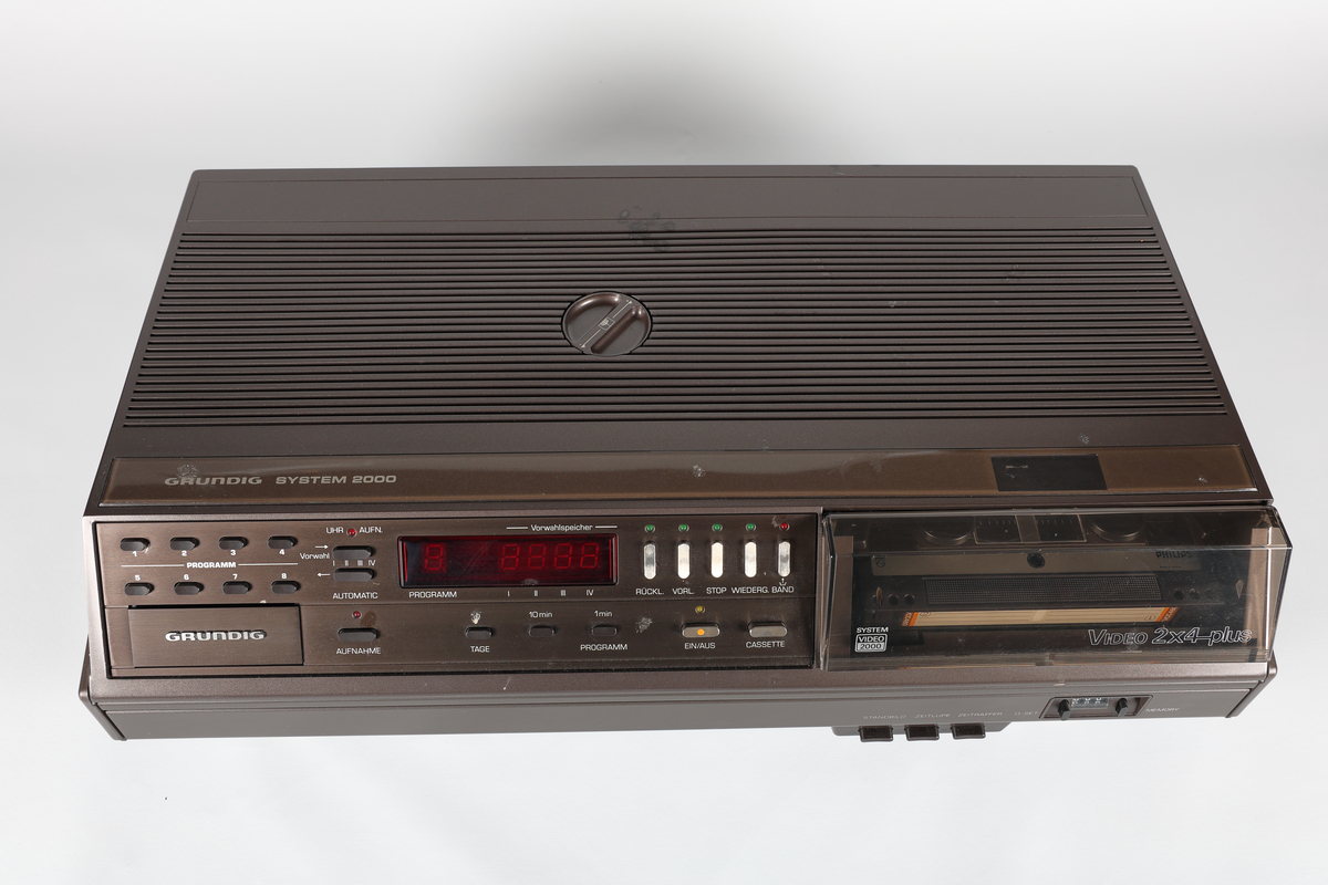 Grundig System 2000 Video 2x4 Best. Nr. 770 videoopptaker med instruksjonsbok
Instruksjonsboken har nummer NRFM.00144.001