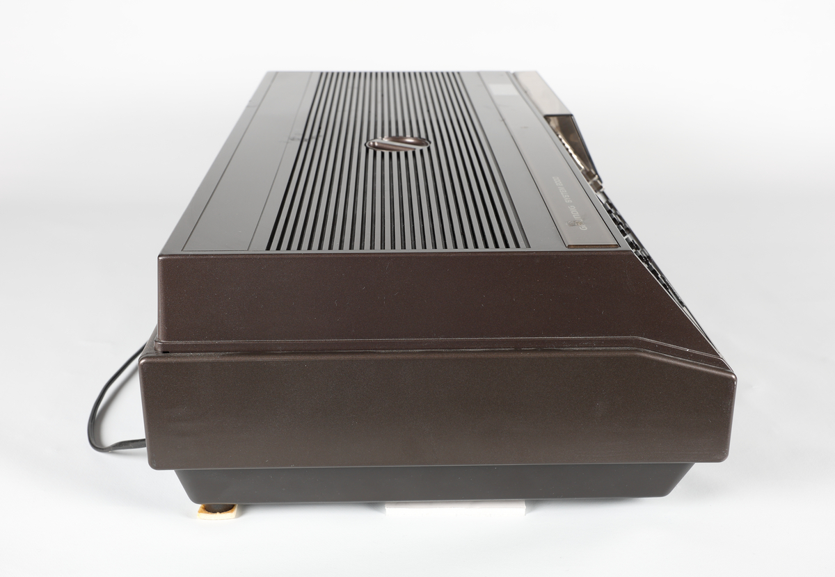 Grundig System 2000 Video 2x4 Best. Nr. 770 videoopptaker med instruksjonsbok
Instruksjonsboken har nummer NRFM.00144.001