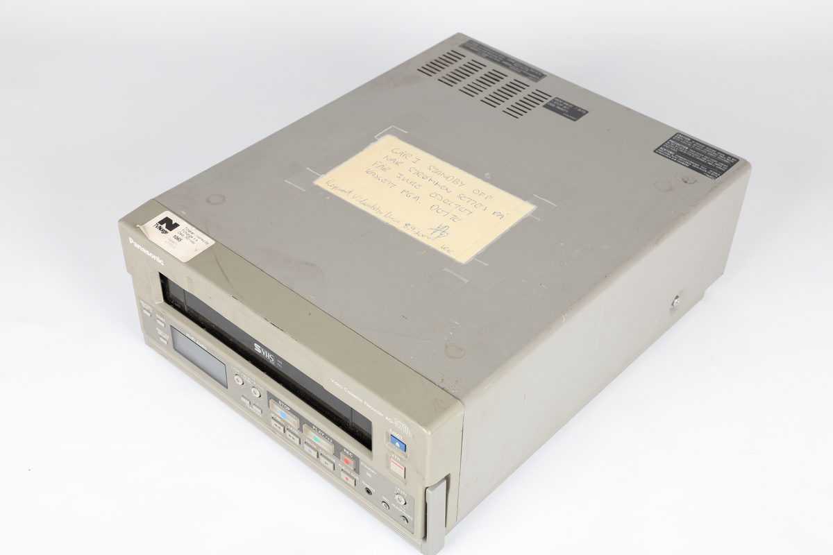Hitachi VT-7000E Portable Videocassette Recorder
