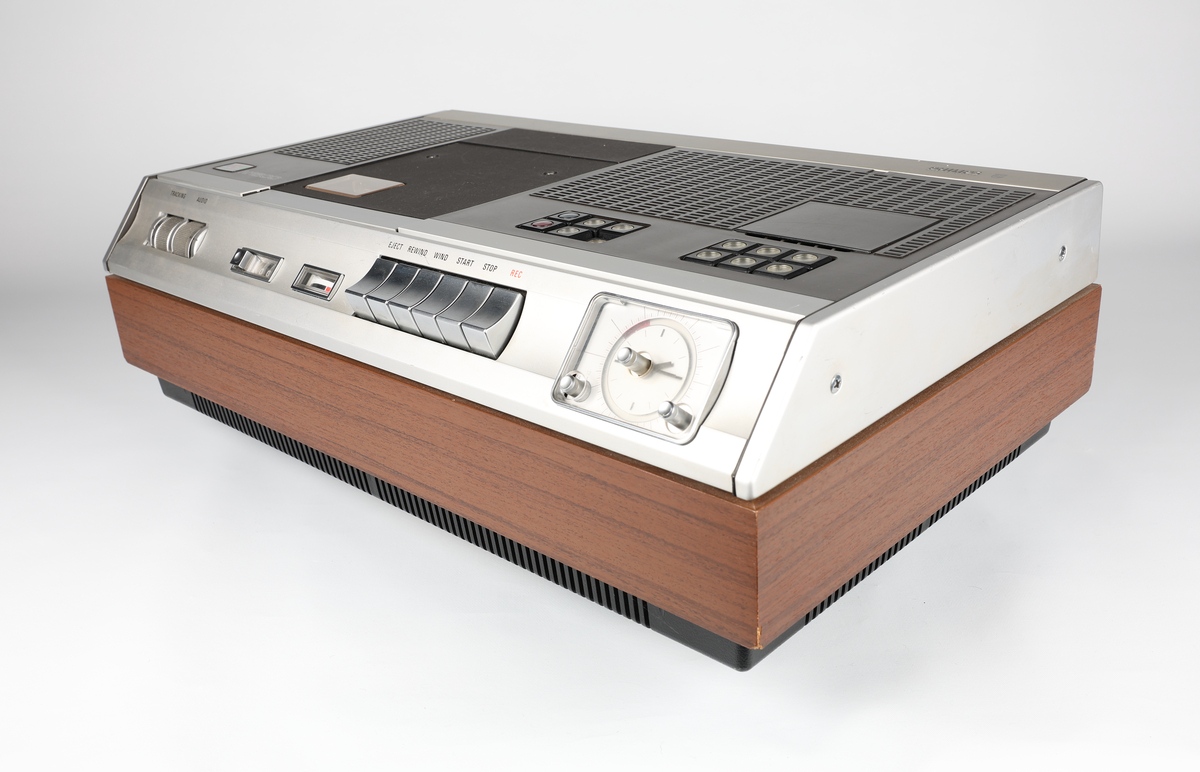 Philips N1502 Video Cassette Recorder
Tilhørende gjenstander: 
NRFM.00154.001 Digalit fjernkontroll
NRFM.00154.002 Philips VC45 videokassett
NRFM.00154.003 Philips VC45 videokassett i boks
