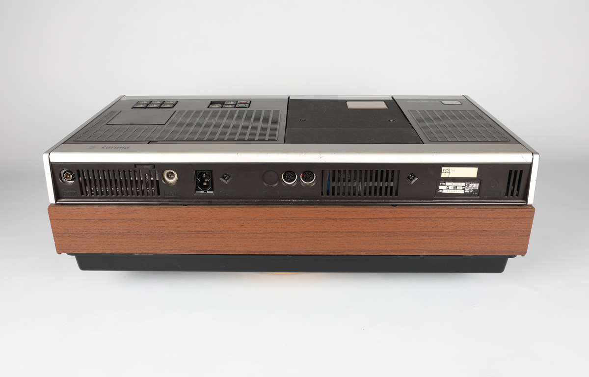 Philips N1502 Video Cassette Recorder
Tilhørende gjenstander: 
NRFM.00154.001 Digalit fjernkontroll
NRFM.00154.002 Philips VC45 videokassett
NRFM.00154.003 Philips VC45 videokassett i boks
