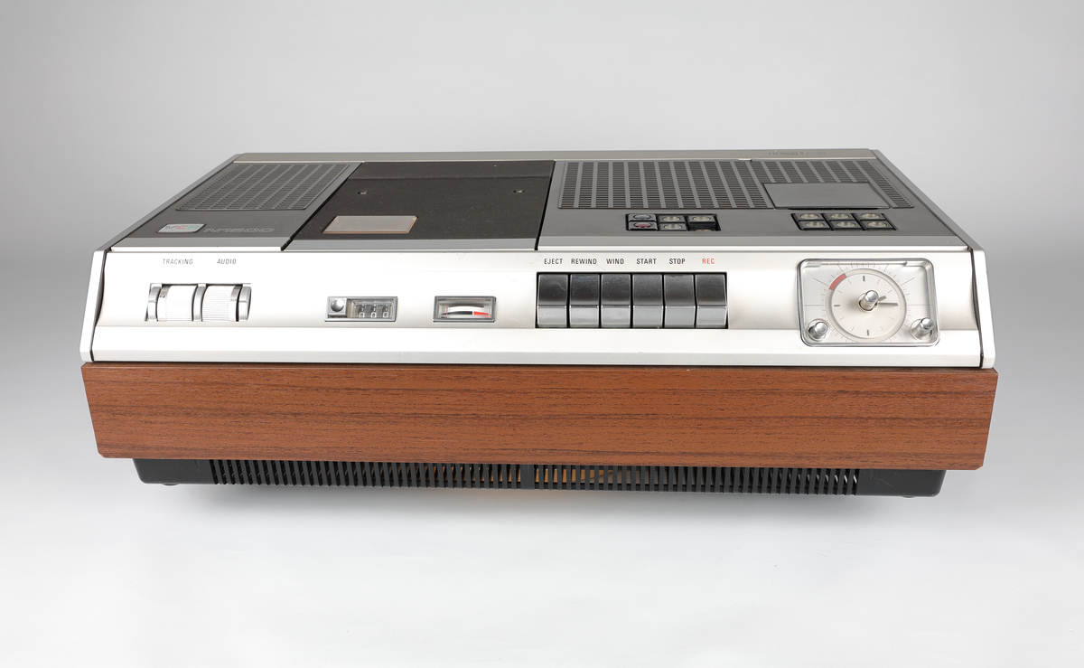 Philips N1502 Video Cassette Recorder
Tilhørende gjenstander: 
NRFM.00154.001 Digalit fjernkontroll
NRFM.00154.002 Philips VC45 videokassett
NRFM.00154.003 Philips VC45 videokassett i boks
