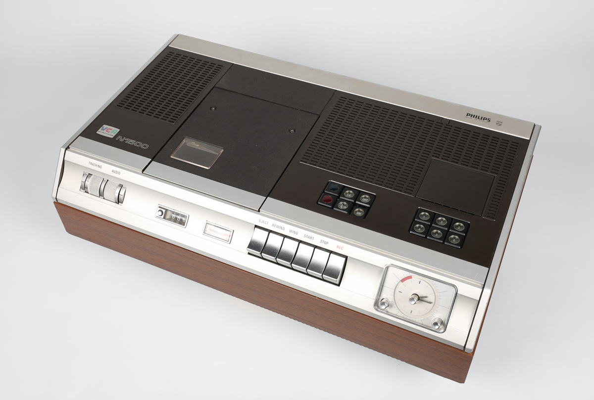 Philips N1502 Video Cassette Recorder
Tilhørende gjenstander: 
NRFM.00154.001 Digalit fjernkontroll
NRFM.00154.002 Philips VC45 videokassett
NRFM.00154.003 Philips VC45 videokassett i boks
