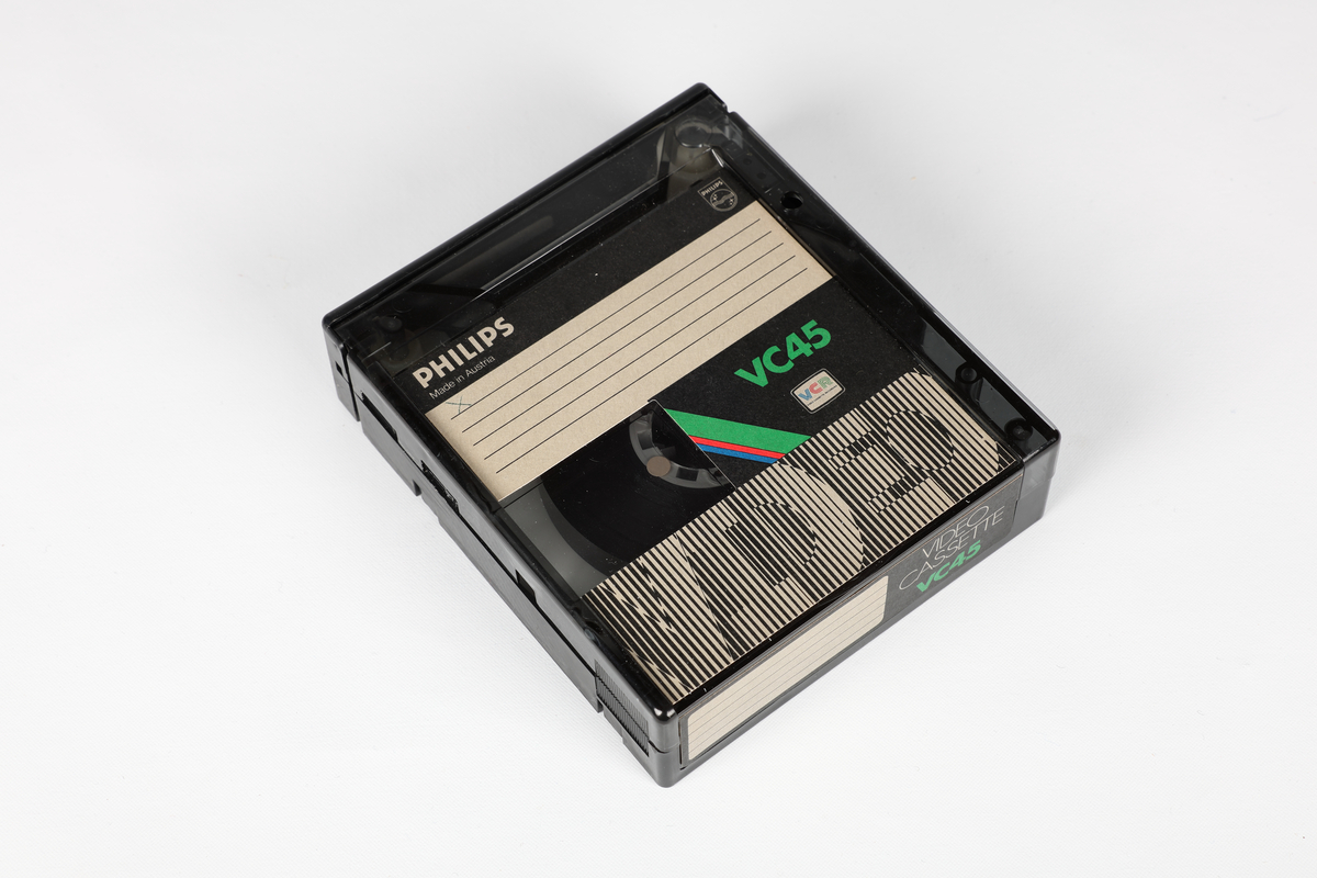 Philips N1502 Video Cassette Recorder
Tilhørende gjenstander: 
NRFM.00154.001 Digalit fjernkontroll
NRFM.00154.002 Philips VC45 videokassett
NRFM.00154.003 Philips VC45 videokassett i boks
