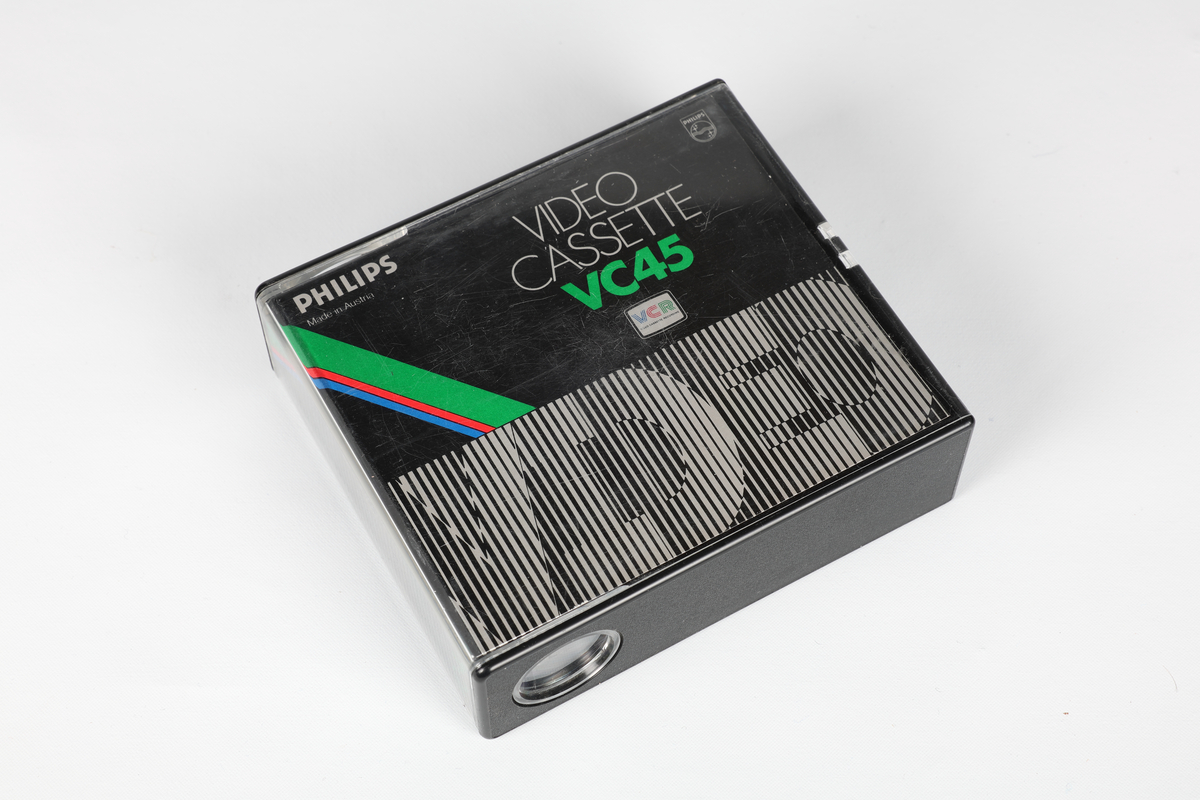 Philips N1502 Video Cassette Recorder
Tilhørende gjenstander: 
NRFM.00154.001 Digalit fjernkontroll
NRFM.00154.002 Philips VC45 videokassett
NRFM.00154.003 Philips VC45 videokassett i boks
