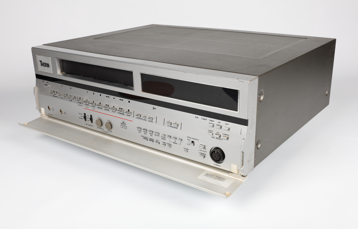 Thorn Model Nr 8923 Video Cassette Recorder
Tilhørende gjenstander: 
NRFM.00155.001 Sony ProX E-180 Videokassett
NRFM.00155.002 Philips VCC480 Videokassett
