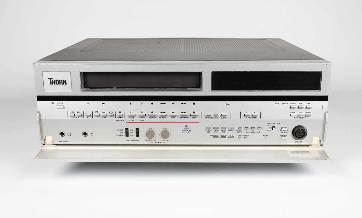 Thorn Model Nr 8923 Video Cassette Recorder
Tilhørende gjenstander: 
NRFM.00155.001 Sony ProX E-180 Videokassett
NRFM.00155.002 Philips VCC480 Videokassett
