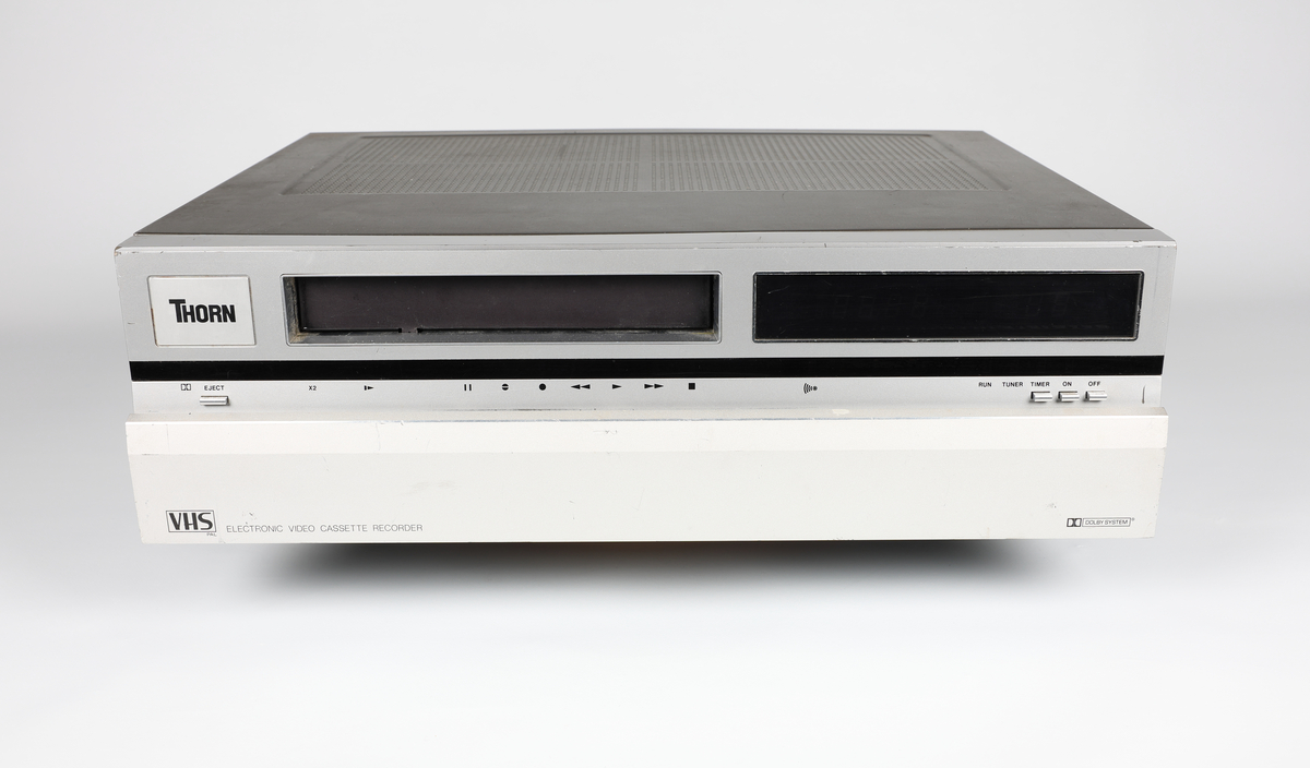 Thorn Model Nr 8923 Video Cassette Recorder
Tilhørende gjenstander: 
NRFM.00155.001 Sony ProX E-180 Videokassett
NRFM.00155.002 Philips VCC480 Videokassett
