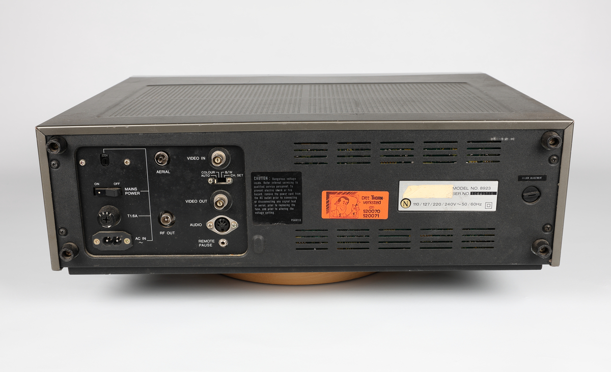 Thorn Model Nr 8923 Video Cassette Recorder
Tilhørende gjenstander: 
NRFM.00155.001 Sony ProX E-180 Videokassett
NRFM.00155.002 Philips VCC480 Videokassett
