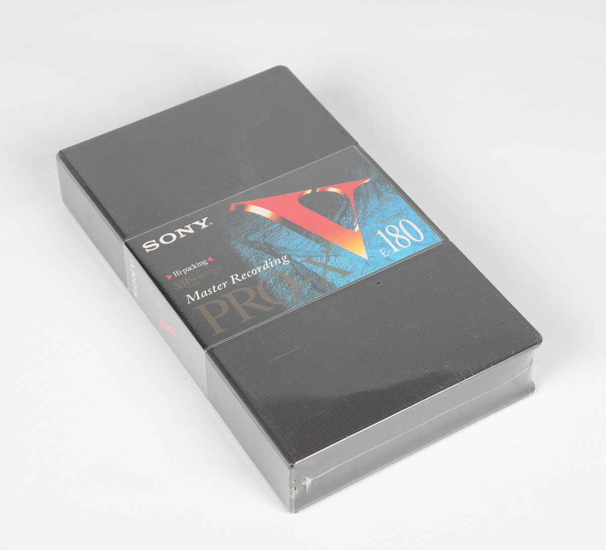 Thorn Model Nr 8923 Video Cassette Recorder
Tilhørende gjenstander: 
NRFM.00155.001 Sony ProX E-180 Videokassett
NRFM.00155.002 Philips VCC480 Videokassett
