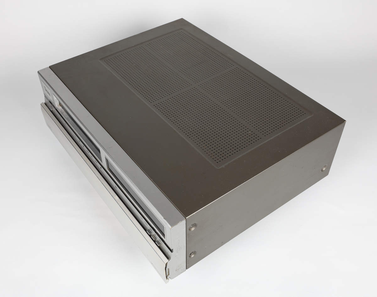 Thorn Model Nr 8923 Video Cassette Recorder
Tilhørende gjenstander: 
NRFM.00155.001 Sony ProX E-180 Videokassett
NRFM.00155.002 Philips VCC480 Videokassett
