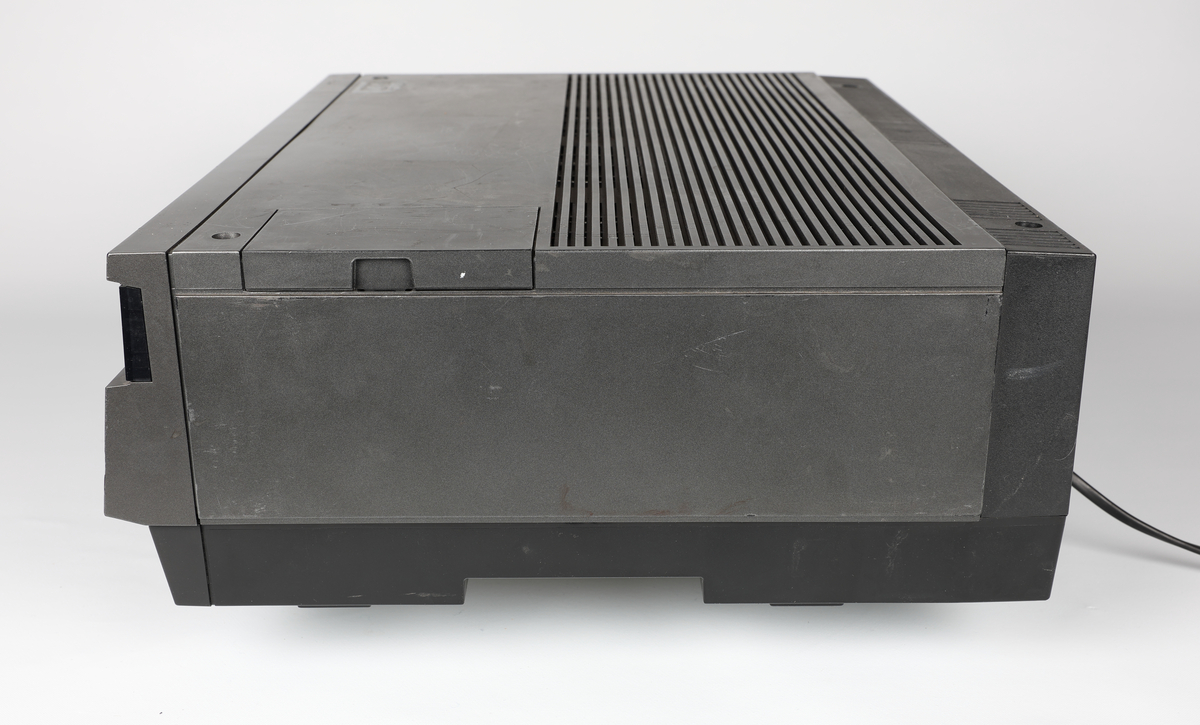 JVC HR-7655EG Video Cassette Recorder

Tilhørende gjenstand:
NRFM. 00164.001 Videokassett Toy Story 2
